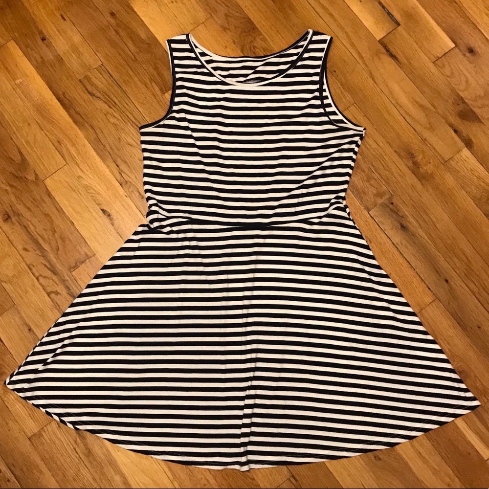 Blue and white dress / cut out on back - Picture 2 of 4
